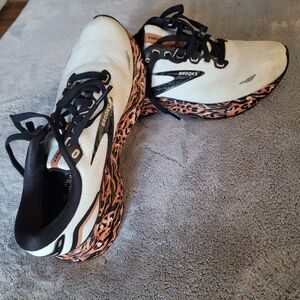 LADIES BROOKS GHOST SIZE 6 MINOR WEAR WHITE GOLD BLACK 1203801B103 EUC STYLISH